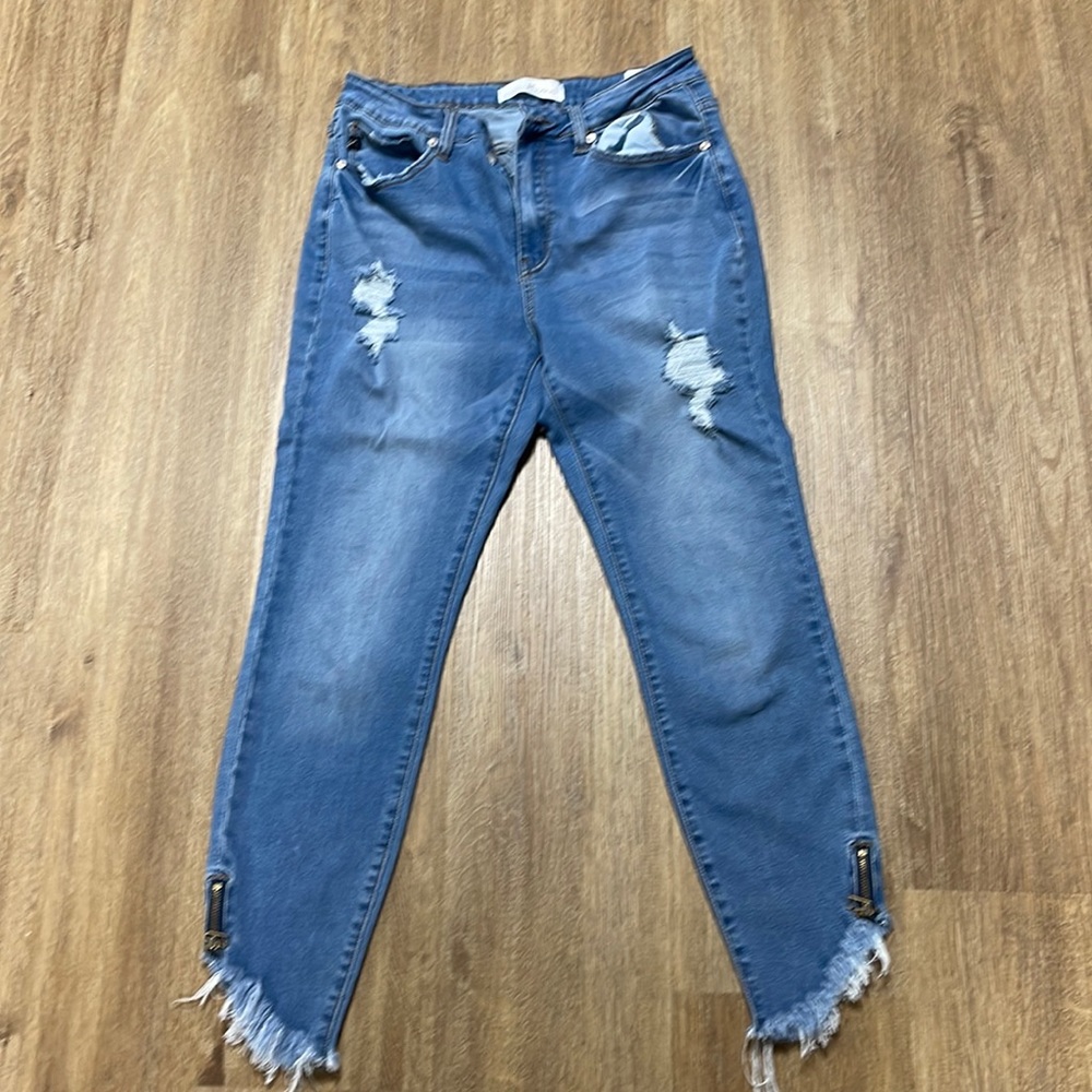 Kan Can jeans. Ankle length. Size 11. Stretchy. Very good condition.